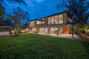 SaffronStays Red Brick House, Panchgani - rustic villa with huge lawn and terrace